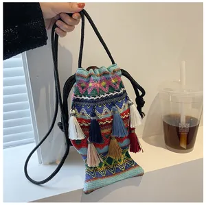 Sac bandoulière ethnique tissé en forme de poisson pour femme, sac seau boho coloré chic.