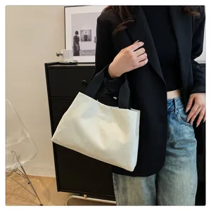 Vue détaillée d'un sac à main blanc plissé élégant mettant en valeur son tissu texturé.
