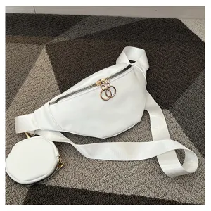 Sac de poitrine bandouliere en cuir PU blanc avec sangle large et petite poche ronde femme.