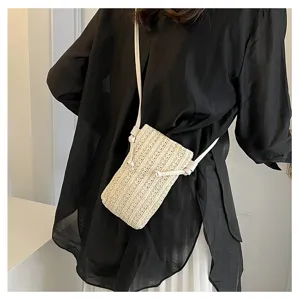 Vue détaillée d'un sac bandoulière en paille tissée, mini sac casual, accessoire d'été.