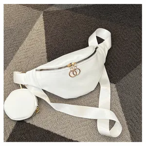 Sac bandoulière en cuir PU blanc avec un petit porte-monnaie, détail de sac chic.