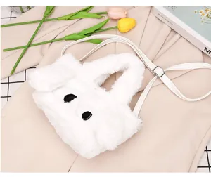 Joli sac à main en peluche duveteuse blanche avec motif de chien et sangle réglable.