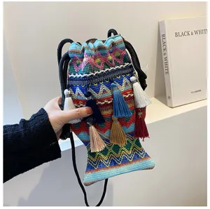 Sac seau bandoulière tissé ethnique en forme de poisson avec des pompons colorés pour femmes.