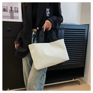 Vue détaillée du sac cabas en velours côtelé blanc, élégant sac à main pour femme.