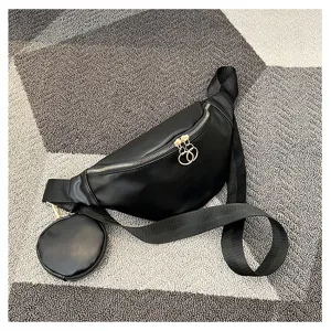 Vue détaillée du sac de poitrine en cuir PU noir avec porte-monnaie et sangle réglable.