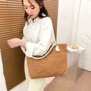Elegante große Strohgewebe Tragetasche für Damen, perfekt für Sommerausflüge und lässigen Alltag.