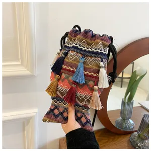 Sac seau tissé à franges style ethnique pour femmes, sac bandoulière tendance chic.