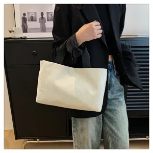 Sac a main en velours cote blanc petit cabas decontracte detail de mode elegant