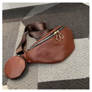 Sac à bandoulière en cuir PU marron avec petit porte-monnaie et anneaux zippés élégants
