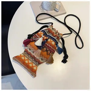 Sac bandoulière tissé en forme de poisson ethnique avec glands et cordon de serrage.
