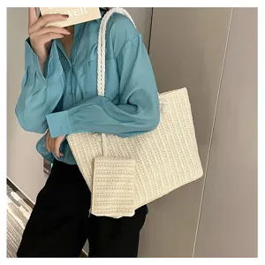 Sac cabas en paille élégant avec petite pochette et anses en corde épaisse pour l'été.
