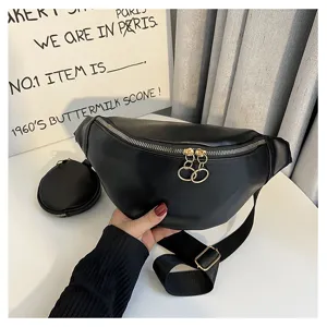 Détail de sac bandoulière en cuir PU noir, sac de poitrine décontracté avec fermeture éclair.