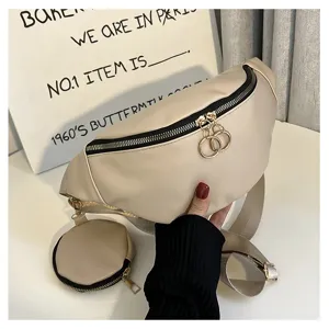 Gros plan détaillé du sac banane en cuir PU beige avec élégante fermeture à double anneau.