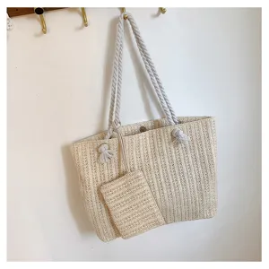 Vue détaillée du sac cabas en paille décontracté avec pochette assortie et anses tressées.