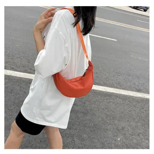 Schicke Nylon Halbmond Umhängetasche für Damen, trendige Freizeittasche Crossbody Bag.