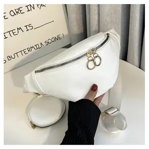 Détail de sac de poitrine blanc en PU avec double fermeture éclair et petit porte-monnaie rond.