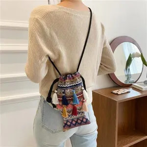 Sac seau tissé de style ethnique avec glands colorés, présenté de dos sur mannequin