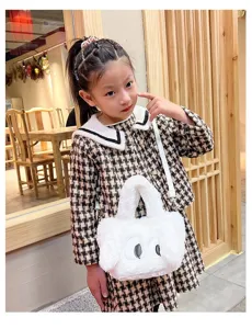 Graziosa borsa in peluche per bambini, soffice borsa a tracolla bianca cartoon, stile kawaii.