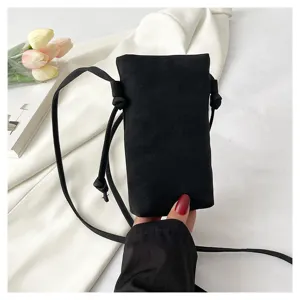 Détail de sac bandoulière noir, mini sacoche de téléphone minimaliste pour femmes.