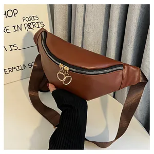 Vue détaillée du sac banane élégant en cuir PU marron avec fermetures éclair à double anneau.