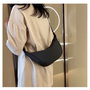 Schwarze Nylon Halbmond Umhängetasche Detailaufnahme am Modell für lässigen Alltagsstil.
