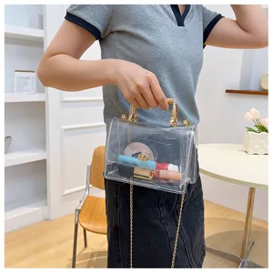 Sac carré transparent en PVC avec chaîne élégante, sac bandoulière style jelly pour femmes.
