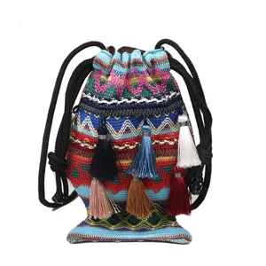 Sac seau pour femme style ethnique avec motifs tissés vibrants et pompons colorés.