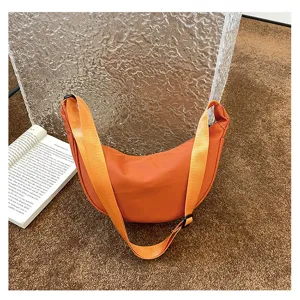 Detailansicht der orangefarbenen Nylon Umhängetasche zeigt Stofftextur und Gurt.