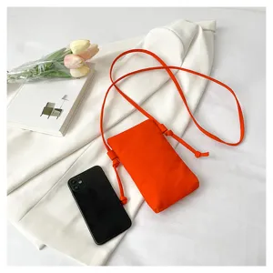 Sac bandoulière orange en toile pour téléphone, pochette tendance et élégante pour femme.
