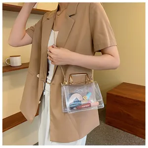 Sac bandoulière transparent en PVC avec chaîne, sac jelly clair avec poignée métal pour femme.