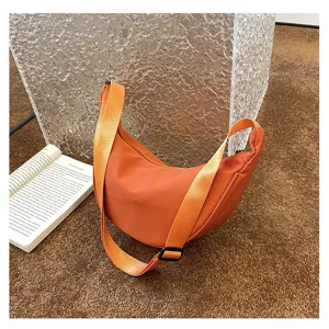 Orangene Nylon Dumpling Umhängetasche für Damen, lässige Freizeittasche für den Alltag.