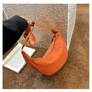 Modische Damen Umhängetasche aus Nylon, orangefarbene Freizeittasche für den täglichen Gebrauch.