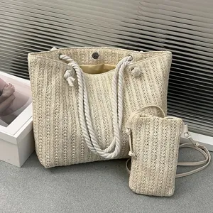 Sac cabas tressé en paille avec bandoulière et pochette assortie pour femmes en été casual.
