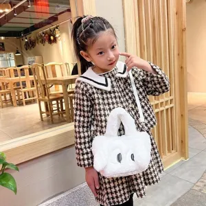 Joli sac à main en peluche duveteuse pour enfants, design chiot mignon pour style quotidien.