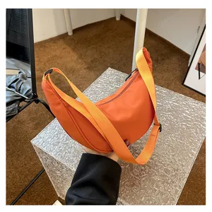 Detailansicht der orangefarbenen Nylon-Schultertasche, bequeme Damen-Freizeittasche.