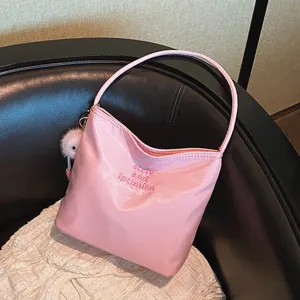 Sac à main bandoulière en nylon rose pour femmes, sac seau sous les bras avec pendentif duveteux.