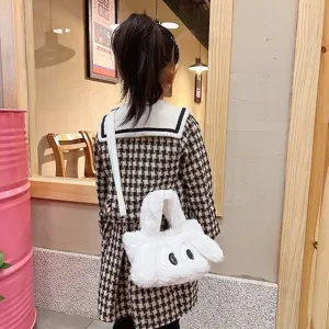 Vue de detail du sac a main en peluche blanche, sac bandouliere duveteux avec jolies oreilles mignonnes.