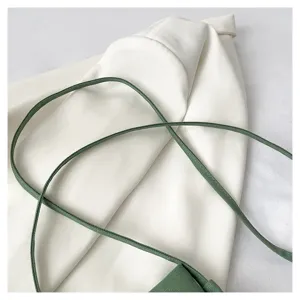 Vue détaillée de la bandoulière élégante du sac à main, design minimaliste épuré.