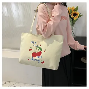 Gedetailleerd overzicht van casual canvas shopper met schattige kersenprint en hengsel.