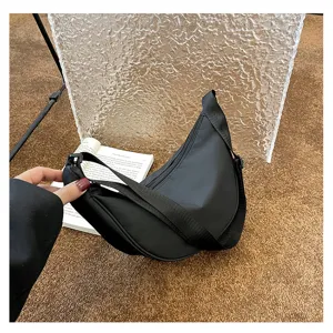 Schwarze Nylon Halbmond Umhängetasche für Damen, lässige Crossover Tasche, stylischer Alltag.
