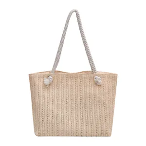 Sac cabas en paille tissée décontracté pour femme, élégant sac bandoulière de plage d'été chic.