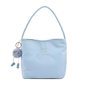 Sac épaule bleu clair en nylon avec charm duveteux mignon et broderie sur le devant.