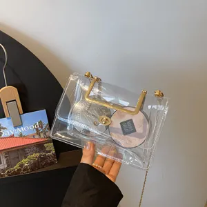 Sac bandoulière jelly transparent en PVC avec chaîne pour femme, petit sac carré détail.