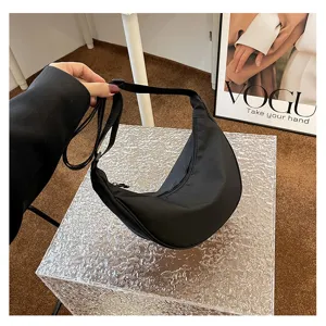 Schwarze Nylon Halbmond Dumpling Tasche Detailansicht, stilvolle Umhängetasche für Damen.