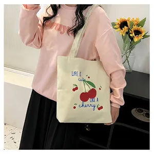 Detailfoto van de schattige kersenprint canvas shopper, casual dagelijkse tasstijl.