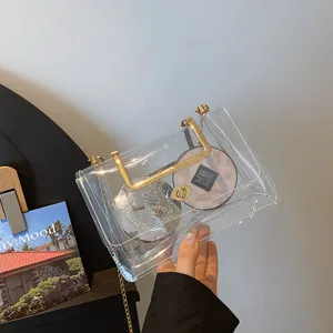 Sac bandoulière transparent en PVC à chaîne, sac jelly élégant pour femmes usage quotidien.