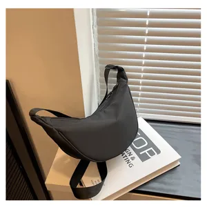 Schwarze Nylon Halbmond Umhängetasche lässige Damen Schultertasche für den täglichen Gebrauch.
