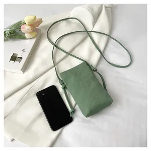 Sac bandoulière vert pour téléphone vue de détail, petit sac minimaliste pour les femmes.