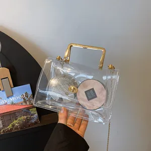 Détail de sac bandoulière PVC transparent montrant la texture gel et la poignée.
