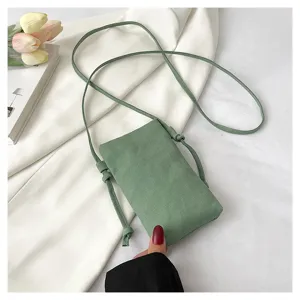 Sac bandoulière vert en toile pour téléphone, mini sac minimaliste vue de détail.